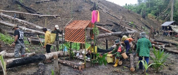 TNI dan Warga Bersinergi: Babinsa BAS Ikut Menugal di Lahan Perbukitan