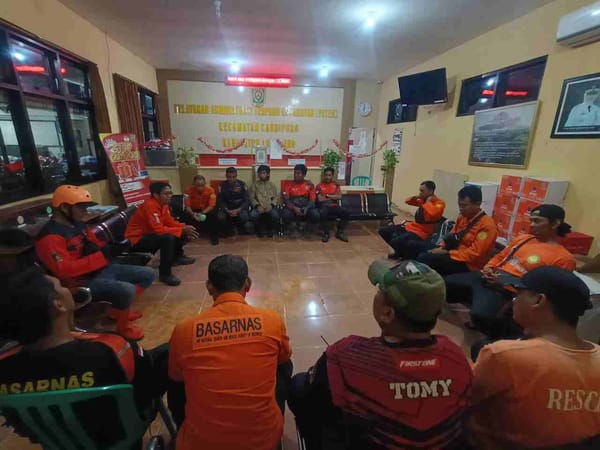 Gerak Cepat Tim SAR Gabungan Evakuasi Warga Terdampak Erupsi Semeru.