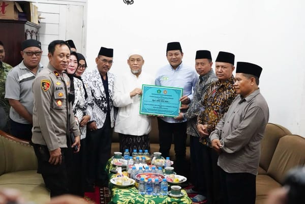 Bupati Subandi Serahkan Donasi dari Para ASN ke Pesantren Al-Khoziny.