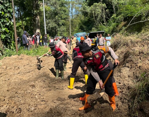 Longsor Tutup Jalur Malang–Blitar, Petugas dan Warga Ngantang Bergerak Cepat Pulihkan Akses