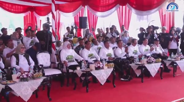 Khofifah dan Kaka Slank Tanam Mangrove di Bangkalan, Rektor UIN Maliki Raih Penghargaan Lingkungan