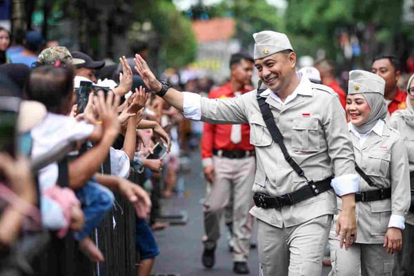 Gemakan Semangat Kepahlawanan, Ribuan Warga Meriahkan Parade Surabaya Juang 2025.