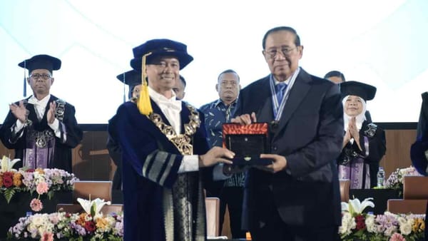 SBY Terima Penghargaan Sepuluh Nopember di Puncak Dies Natalis ke-65 ITS