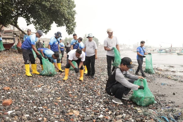 Gelar Aksi Big Clean Up, Bersihkan Sampah di Pantai Muncar Banyuwangi