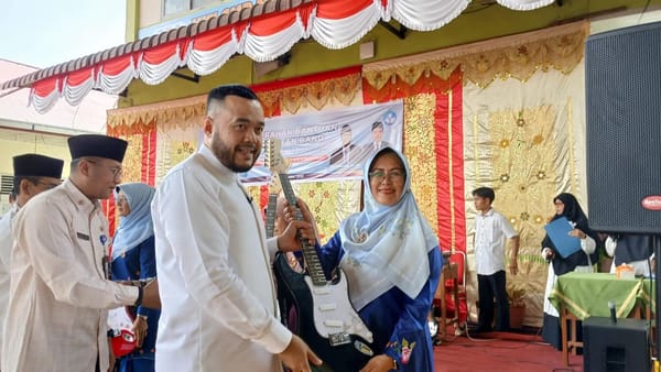 Pemko Padang Serahkan Bantuan Alat Band, Hidupkan Semangat Ekstrakurikuler di Sekolah