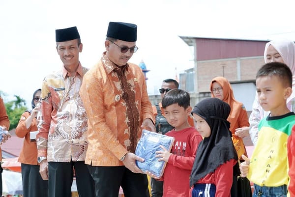 Pemkab Solok Selatan Bagikan Seragam Gratis untuk Siswa