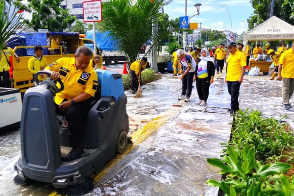 Aksi Bersih-Bersih Trotoar DKI Jakarta