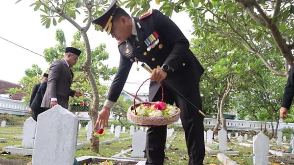 Kapolresta Banyuwangi Pimpin Upacara Penghormatan dan Tabur Bunga Peringatan Hari Pahlawan