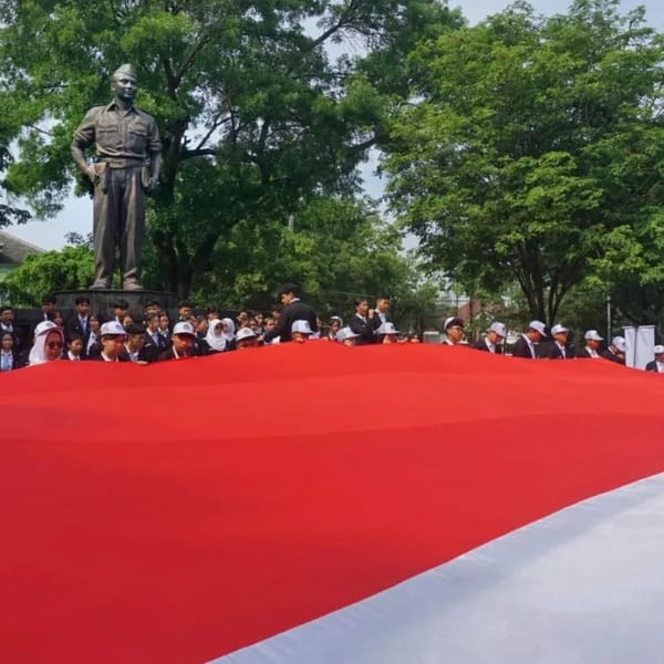 Bentangkan Bendera Merah Putih Raksasa, Peringati Hari Pahlwanan Di Solo.