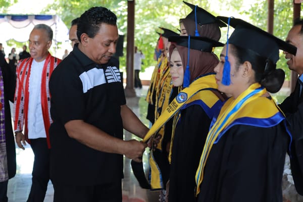 Universitas Dr. Djar Wattiheluw Masohi  menelorkan  158 Sarjana baru.