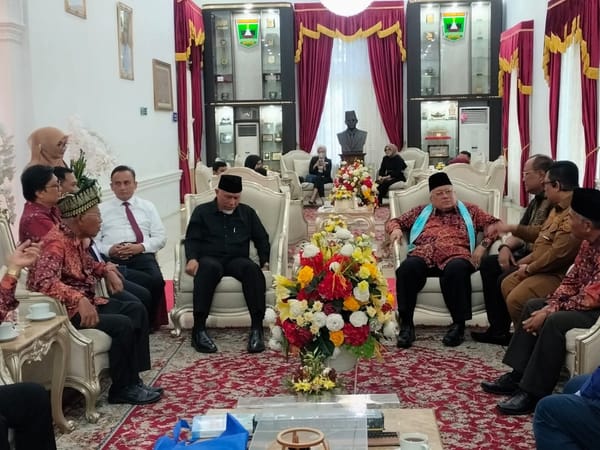 Gubernur Mahyeldi Terima Audiensi Dato’ Ahmad Azzam, Bahas Penghargaan Buya Hamka dan Pengembangan Wisata Religi Maninjau