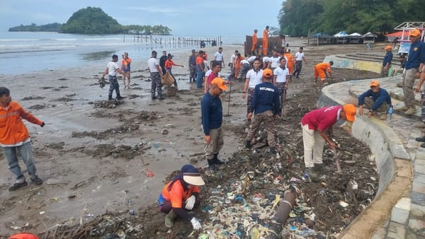 Kolaborasi Lintas Sektoral, Bersihkan Objek Wisata Pantai Air Manis dan Tanam Kelapa Hibrida