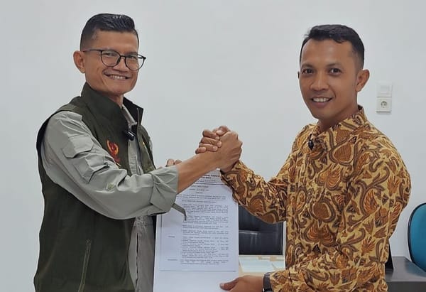 Plh Ketum KONI Sumbar Serahkan SK Kelanjutan KONI Padang Pariaman 2024–2028