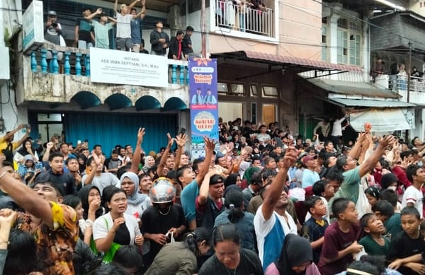 Hujan Tak Redam Semangat Warga Mengikuti Tradisi Serak Gulo