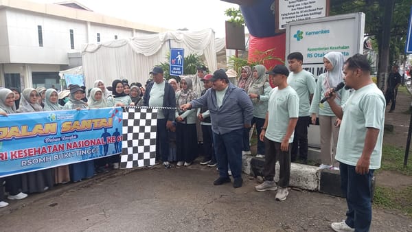 RSOMH Bukittinggi Rayakan HKN ke-61 Dengan Gerak Jalan Sehat