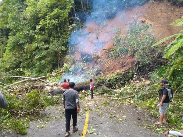 Aksi Cepat Polsek Beutong dan Tim Gabungan Buka Akses Jalan Akibat Longsor dan Pohon Tumbang