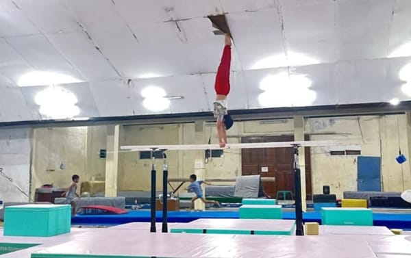 FGI Sumbar Terima Bantuan Peralatan 1 Set Palang Sejajar dari PB FGI