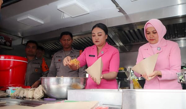 Polres Lumajang Masak di Dapur Umum Untuk Warga Terdampak Erupsi Semeru