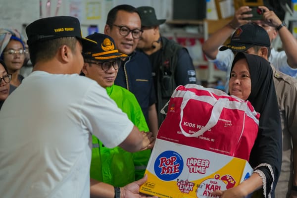 Wagub Sumbar Serahkan Bantuan Darurat untuk Warga Terdampak Banjir di Batu Busuak Padang