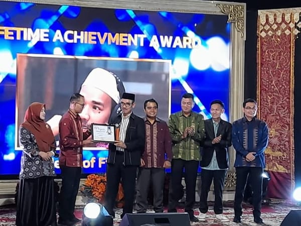 Anugerah KPID Sumbar: Kepala Perwakilan dan Editor Spektroom.co.id, H. Heranof Firdaus, S.Sos terima "Lifetime Achievement Award" Bidang Penyiaran