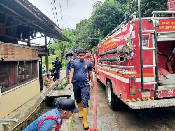 Damkar Kota Padang Bantu Bersihkan Masjid dan Rumah Warga Dari Lumpur Pasca Banjir