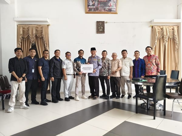 Alumni Unand Serahkan Donasi untuk Korban Banjir Sumbar