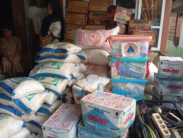 Bupati Pasaman Barat Antarkan Langsung Bantuan ke Sinuruik dan Talu Melalui Jalur Alternatif