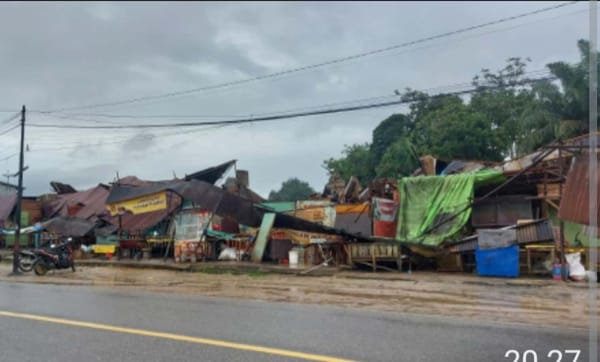 Cuaca Ekstrem Terjang Ngabang, Sembilan Lapak Pedagang Ambruk Dihantam Angin