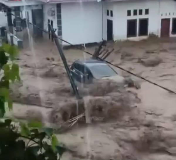 Padang Dikepung Banjir: Kawasan Lubuk Minturun Diterjang Banjir Bandang