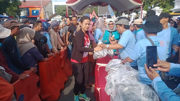 Komunitas dan Dislautkan Pati Bagikan Paket Pada Peringatan Hari Makan Ikan