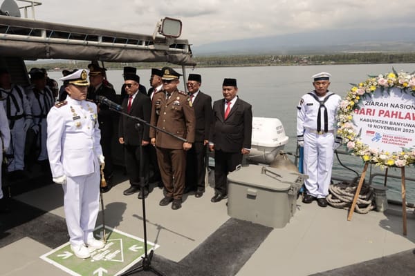 Peringatan Hari Pahlawan di Banyuwangi ditandai Upacara Tabur Bunga di Selat Bali