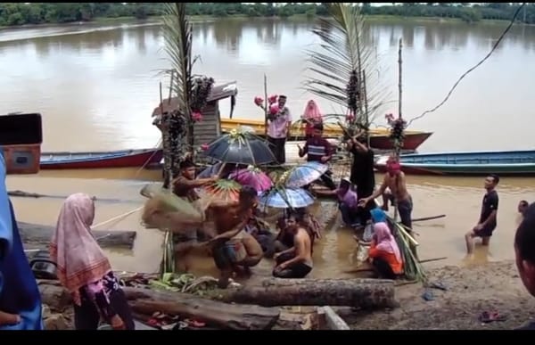 Nerojun Aik: Jejak Leluhur di Kapuas yang Terus Hidup dalam Tradisi Maulid