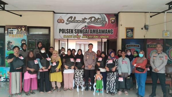 Polsek Sungai Ambawang Bagikan 40 Paket Sembako untuk Warga Kurang Mampu