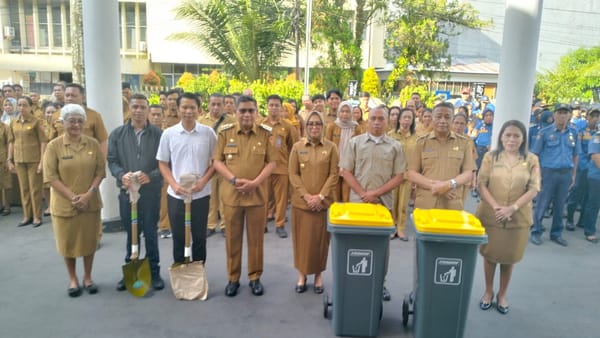 Walikota Ambon Serahkan Tempat Sampah bagi Sekolah & Rumah Ibadah