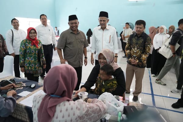 Bupati Sleman Dampingi Ketua DK LPS Berikan Layanan Kesehatan dan Sembako Gratis di Gayamharjo