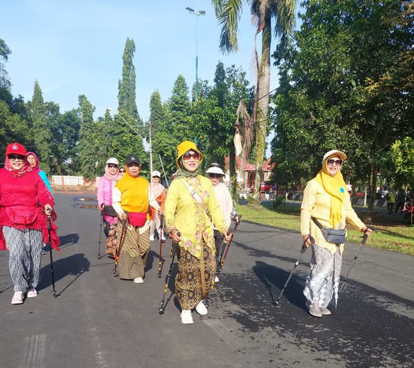 Kebaya Pagi di- Hari Ibu: Senam, Tradisi, dan Kepedulian di GOR Satria Purwokerto