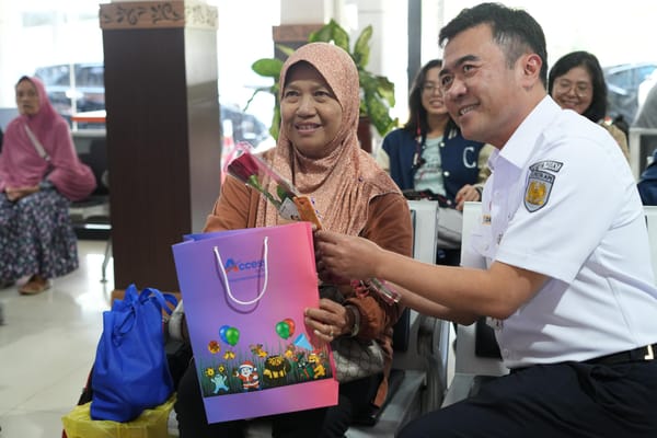 Peringati Hari Ibu KAI Daop 5 Sapa Pelanggan