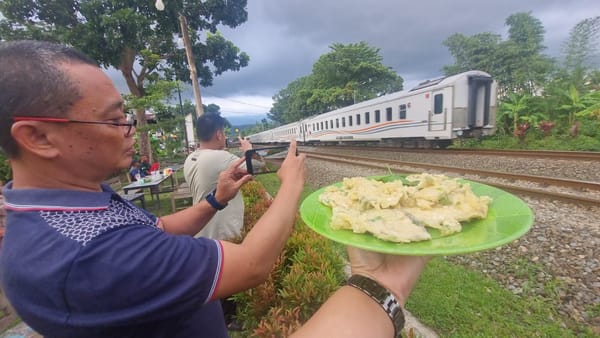 Senja, Kereta, dan Tawa di Pinggir Rel Kedung Banteng