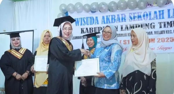Sekolah Lansia  Lampung Timur Wisuda 100 Lansia Program S1