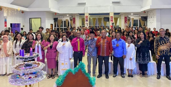 Kakanwil Kemenag Malut Sampaikan Pesan Iman dan Kemanusiaan saat Hadiri Misa Malam Natal