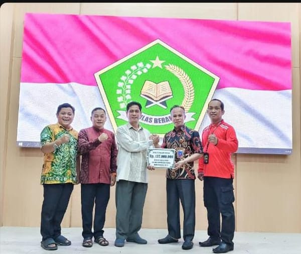 Kemenag Kota Palangka Raya Serahkan Donasi untuk Bencana Sumatera