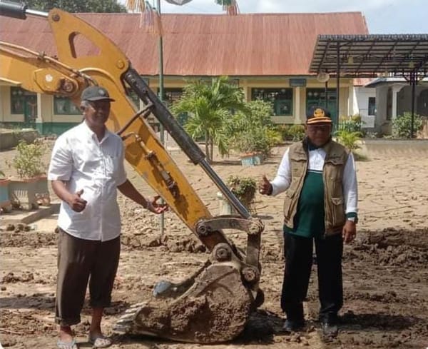 Dikejar Waktu, Kemenag Bireuen Bersihkan Lumpur Madrasah demi KBM 5 Januari 2026