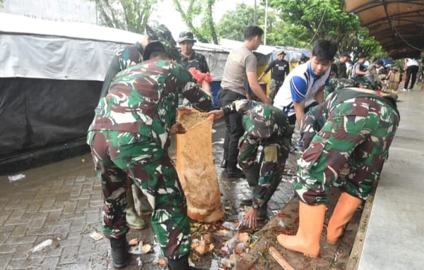 Hari Juang TNI-AD dan HUT Korem 101/Antasari, Kodim 1002/HST Laksanakan Karya Bakti di Pasar Kramat
