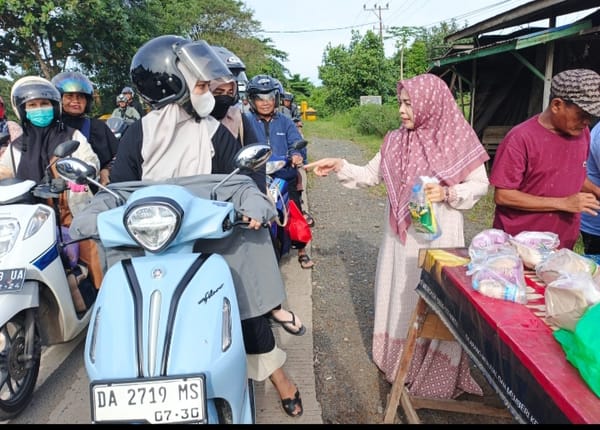 Jurnalis Ekonomi Banua Bagikan Makanan Gratis untuk Jamaah Sekumpul