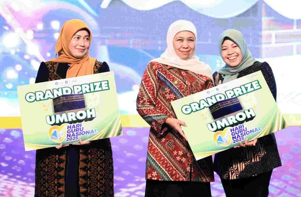 Peringatan Hari Guru Nasional dan Hari Aksara Internasional 2025, Gubernur Khofifah Dapat Kejutan Kehadiran Guru Semasa Sekolah