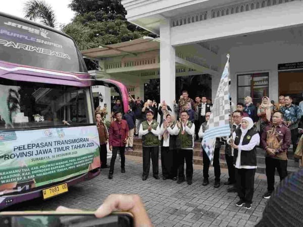 Pemprov Jatim Memberangkatkan 55 Jiwa Transmigrasi Menuju Wilayah Strategis Di Luar Jawa.