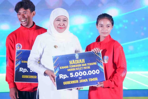 Gubernur Khofifah Indar Parawansa Memberikan Apresiasi Siswa SMANOR Jatim, Piagam Dan Uang Pembinaan.