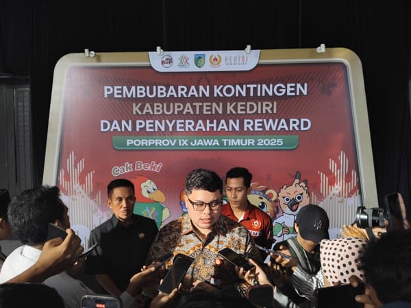 Serahkan Bonus Porprov IX/2025, Bupati Hanindhito Tantang Tingkatkan Peringkat di Porprov 2027