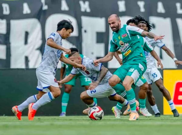 Guyuran Hujan Tidak Menjadi Penghalang Persebaya Mengalahkan Persijap 4 - 0 Di Stadion GBT.