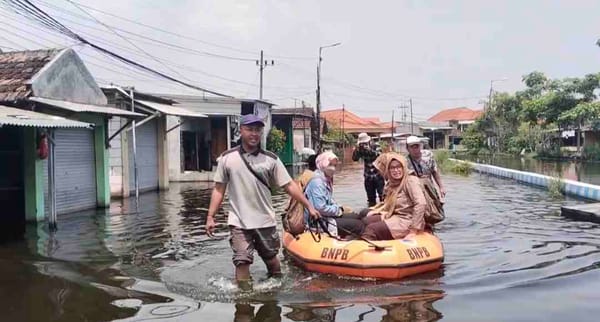 Disaat Banyak Daerah Merayakan Pergantian Tahun , Ribuan Warga Tanggulangin Justru Berkutat Dengan Banjir